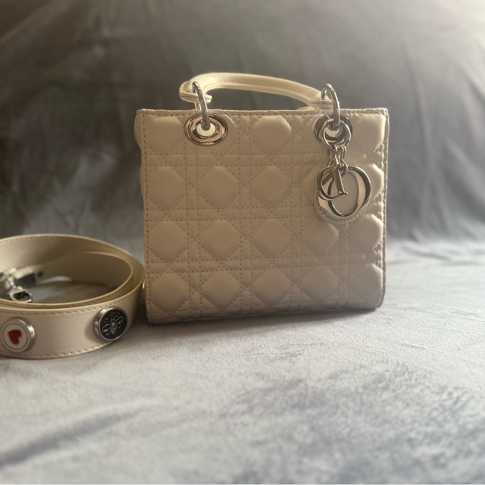 Elegant Cream Designer Handbag - Picture 2 of 3